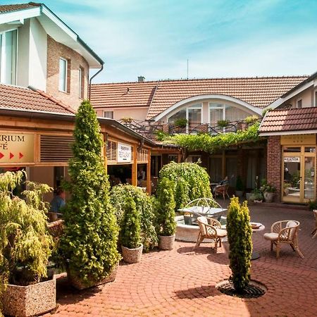 Hotel Banderium Komárno Buitenkant foto