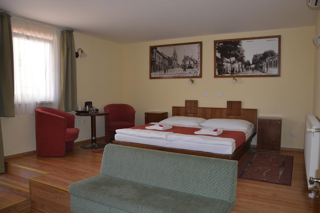 Hotel Banderium Komárno Buitenkant foto
